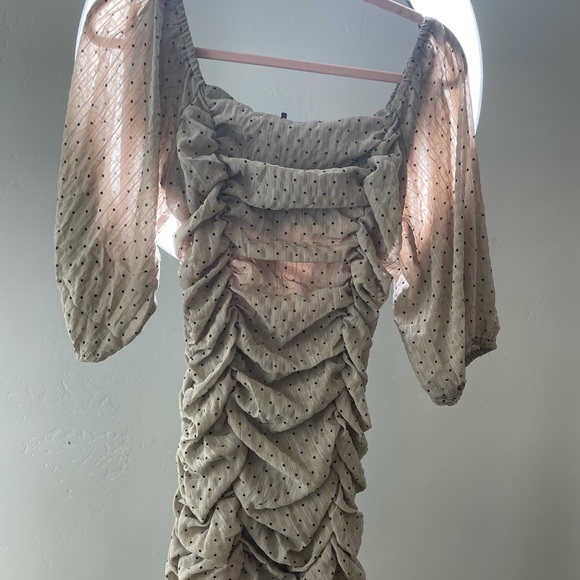 Beautiful dress - Picture 5 of 8